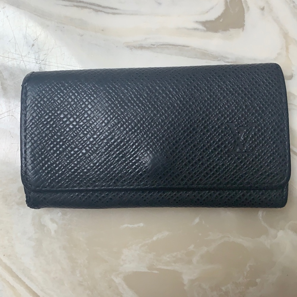‼️LIMITED TIME OFFER‼️ Louis Vuitton 4 key ring holder case